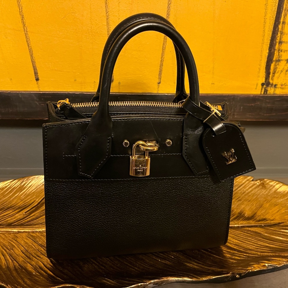 LOUIS VUITTON BLACK CROSSBODY PURSE (EXCELLENT CONDITION)